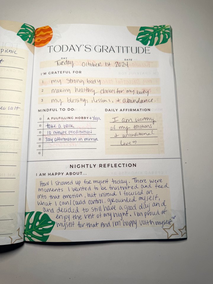 Lindsey's own Today's Gratitude page, written by hand, thankful for a strong body, healthy choices, and blessings, lessons and abundance.